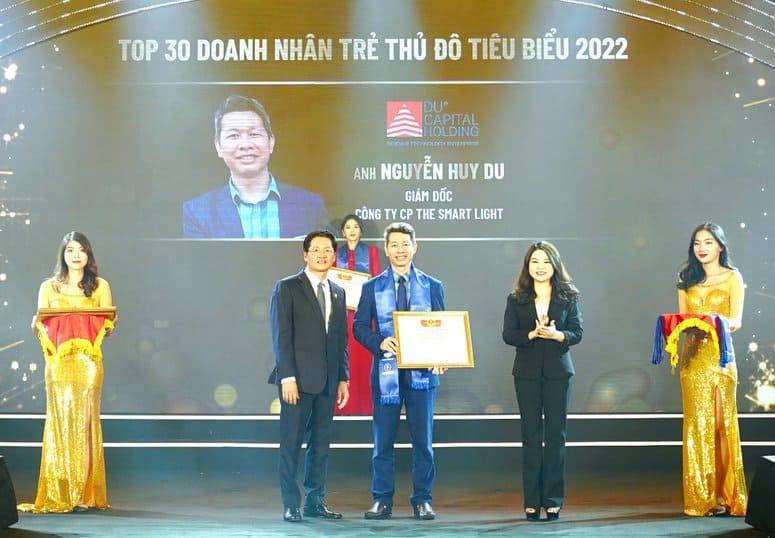 CEO Nguyễn Huy Du tại Lê tuyên dương Top 30 Doanh nhân trẻ Thủ đô tiêu biểu năm 2022.