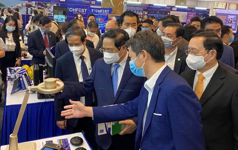 Sản phẩm đèn học thông minh được Thủ tướng cùng các Bộ trưởng trải nghiệm trực tiếp tại TechFest 2021.