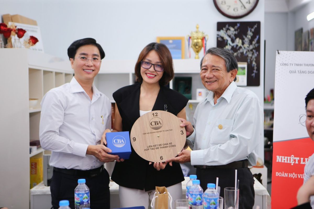 Ban lãnh đạo Hiệp hội tặng quà kỷ niệm cho CEO thương hiệu Bon Cadeau Nguyễn Thị Nguyệt