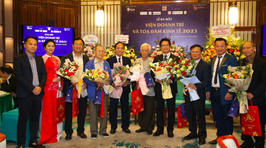 CEO Lê Dung và các đại biểu trong buổi lễ ra mắt Viện Doanh trí