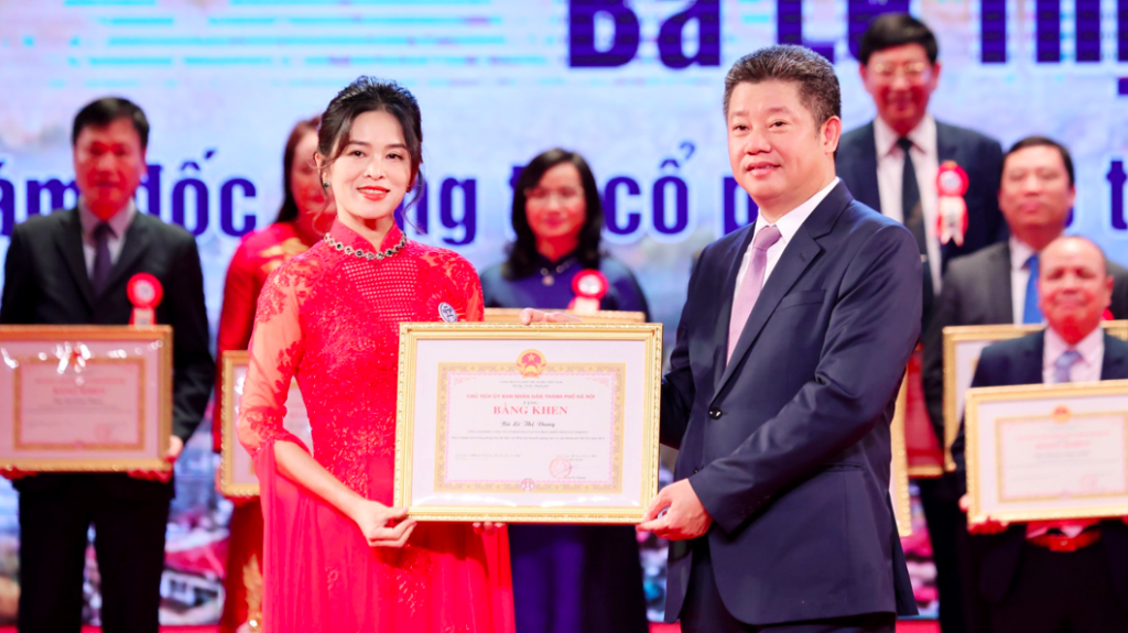 CEO Lê Dung được Phó Chủ tịch TP Hà Nội Nguyễn Mạnh Quyền tặng bằng khen của thành phố