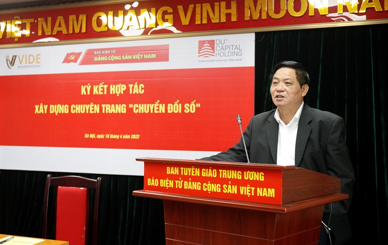 Tiến sĩ Trần Doãn Tiến, Tổng Biên tập Báo điện tử Đảng Cộng sản Việt Nam phát biểu kết luận buổi ký kết hợp tác. 