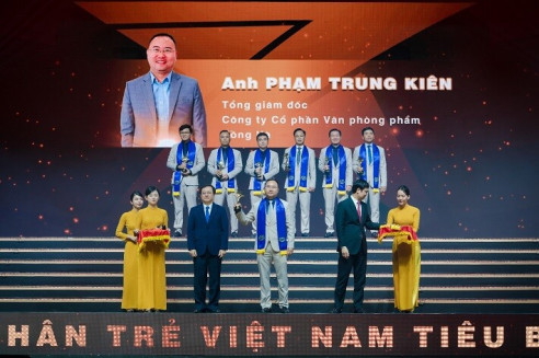 Ông Phạm Trung Kiên - TGĐ Văn phòng phẩm Hồng Hà vinh dự là Doanh nhân trẻ tiêu biểu tại Giải thưởng Sao Đỏ