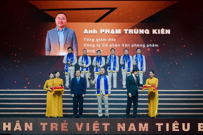 Ông Phạm Trung Kiên - Tổng Giám đốc Công ty CP Văn Phòng phẩm Hồng Hà nhận giải thưởng Doanh nhân trẻ Việt Nam tiêu biểu năm 2022. 