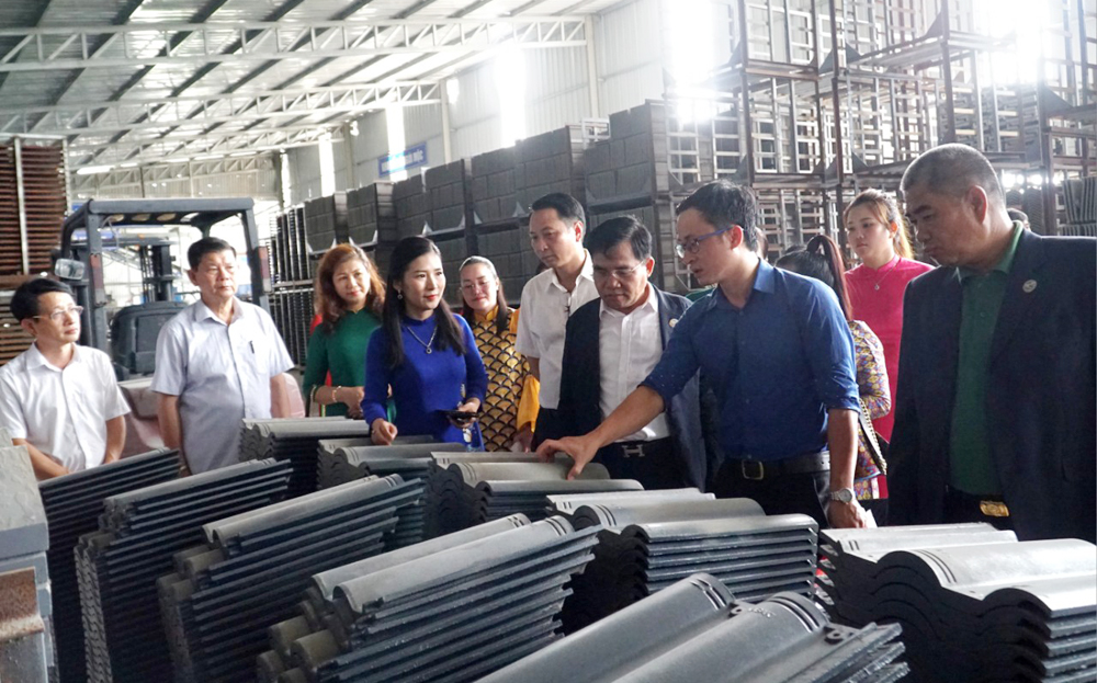 Công ty LSG Investment Campuchia tham quan nhà máy sản xuất ngói màu của Công ty TNHH Nasaki Việt Nam tại Khu công nghiệp phía Nam, tỉnh Yên Bái