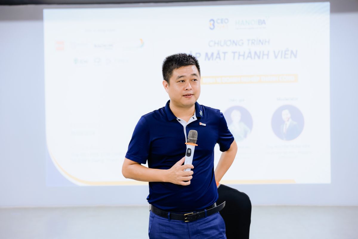 CEO Lê Việt Thắng chia sẻ với mọi người về các phần mềm quản lý doanh nghiệp